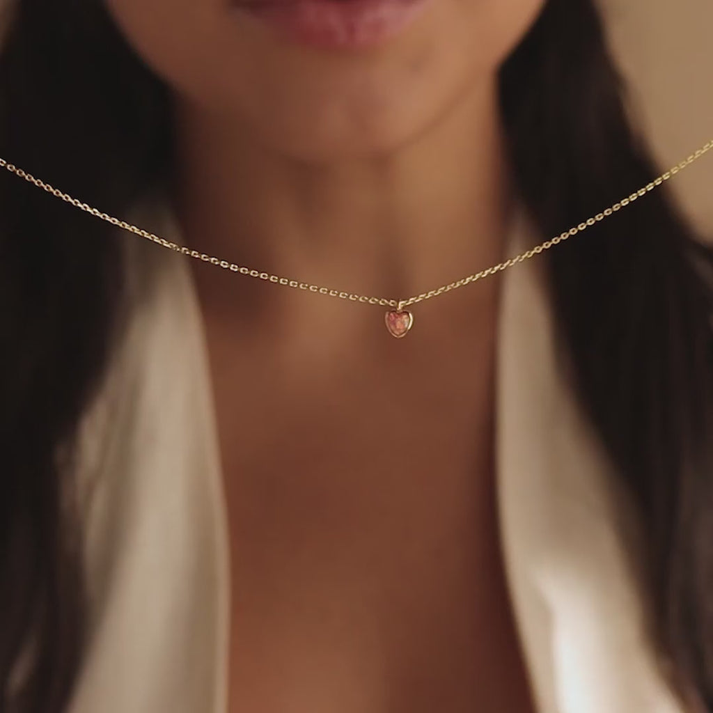 Collar de corazón de ópalo rosa