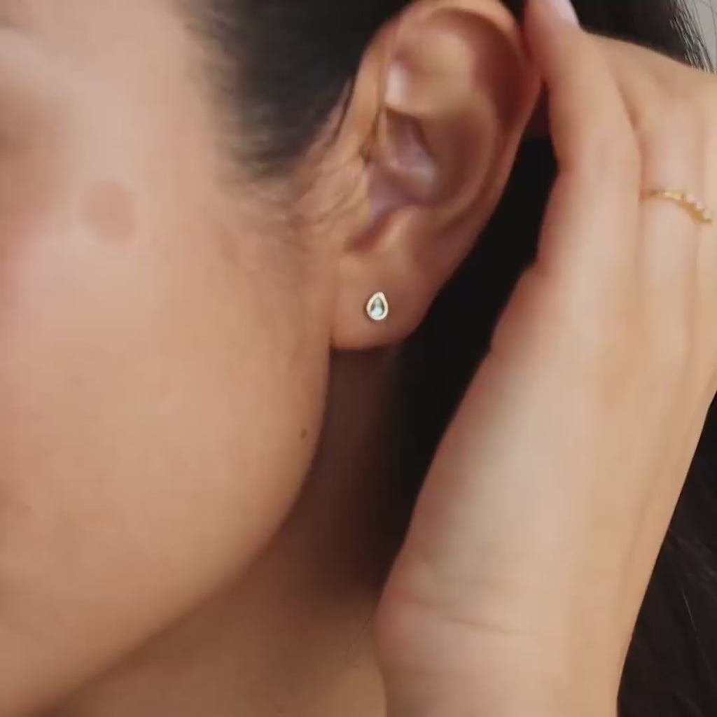 Puces d'oreilles en pierre de lune poire