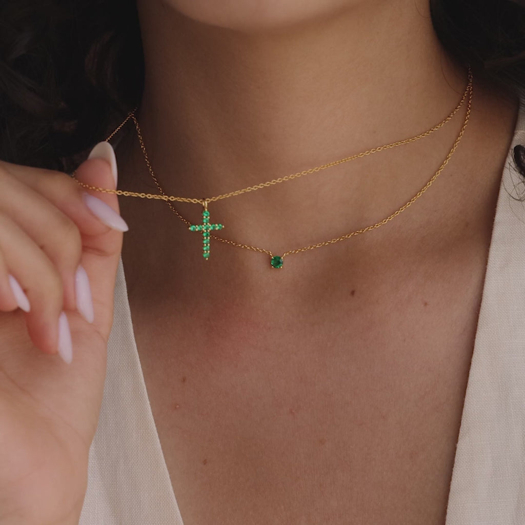 Collier croix pavée d'émeraude en or 18 carats