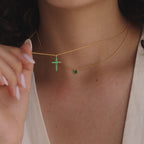 Collier croix pavée d'émeraude en or 18 carats