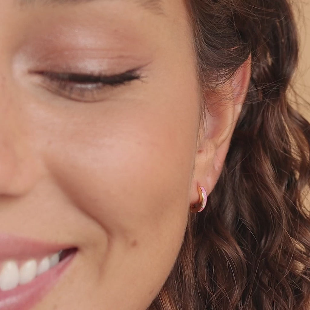 Huggies avec incrustation d'opale magenta