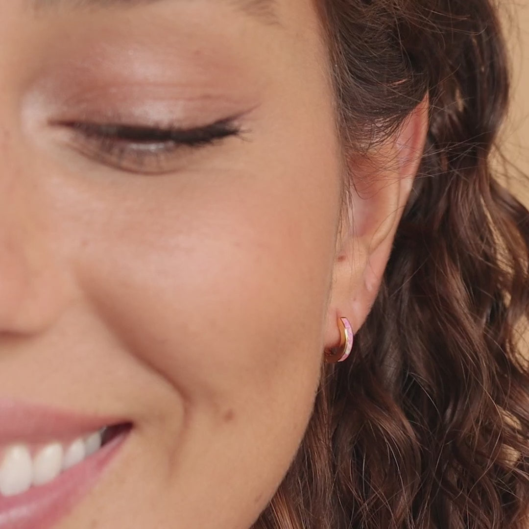 Huggies avec incrustation d'opale magenta