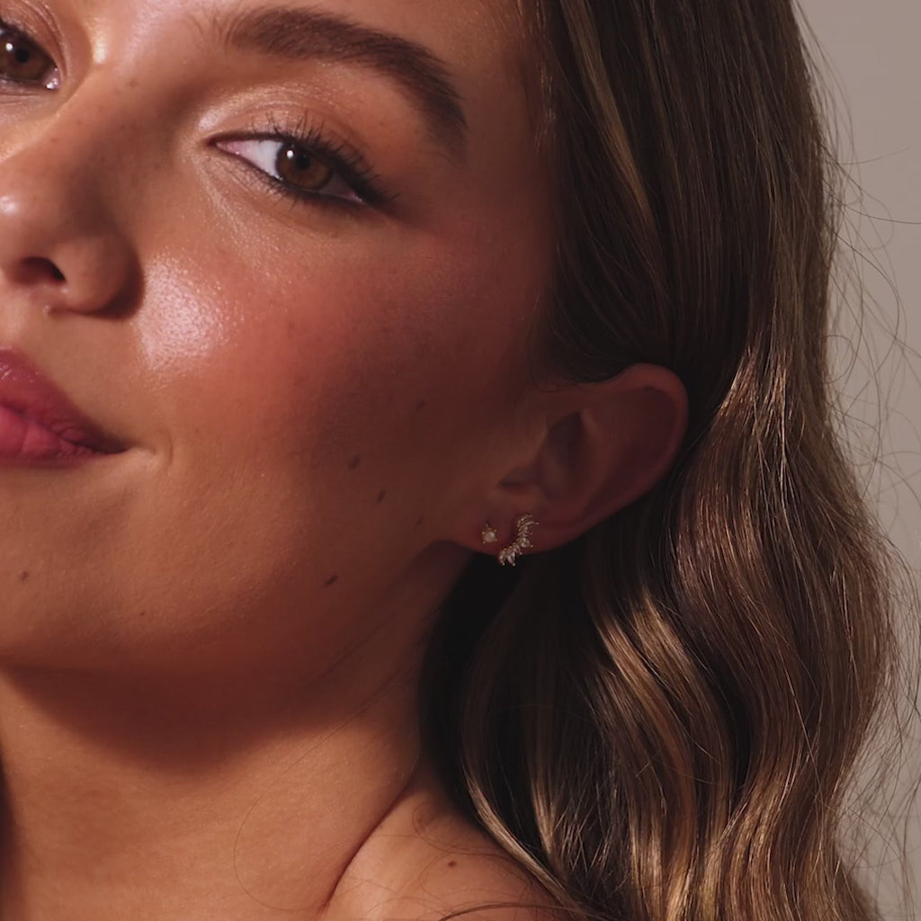 Baby Venus Flatback Studs in 18K Gold