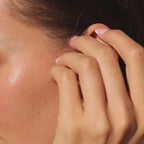 Perle Huggies in 18K Gold