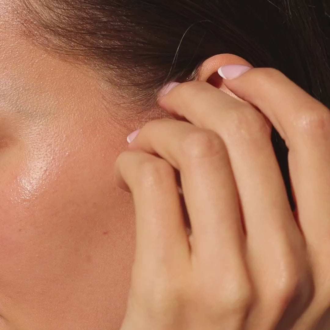 Perle Huggies in 18K Gold