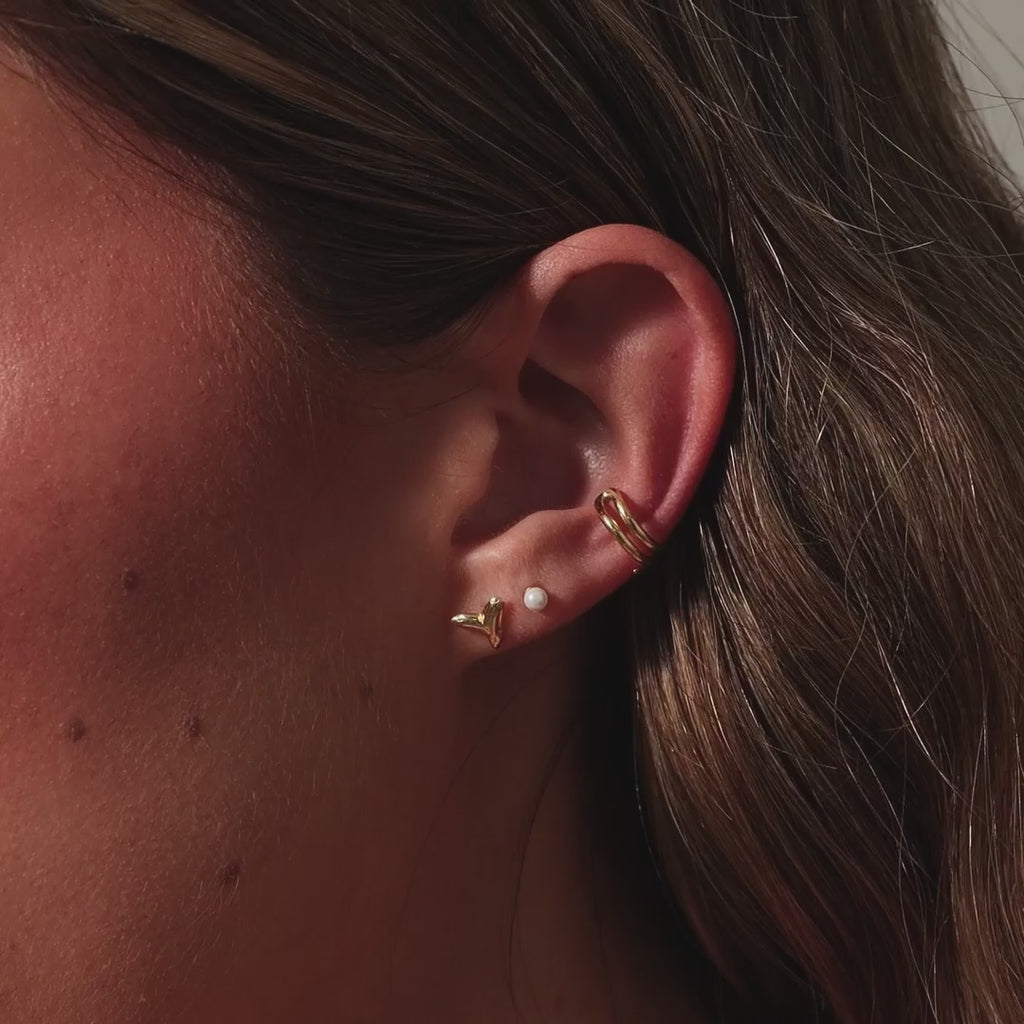 Shark Tooth Flatback Studs in 18K Gold