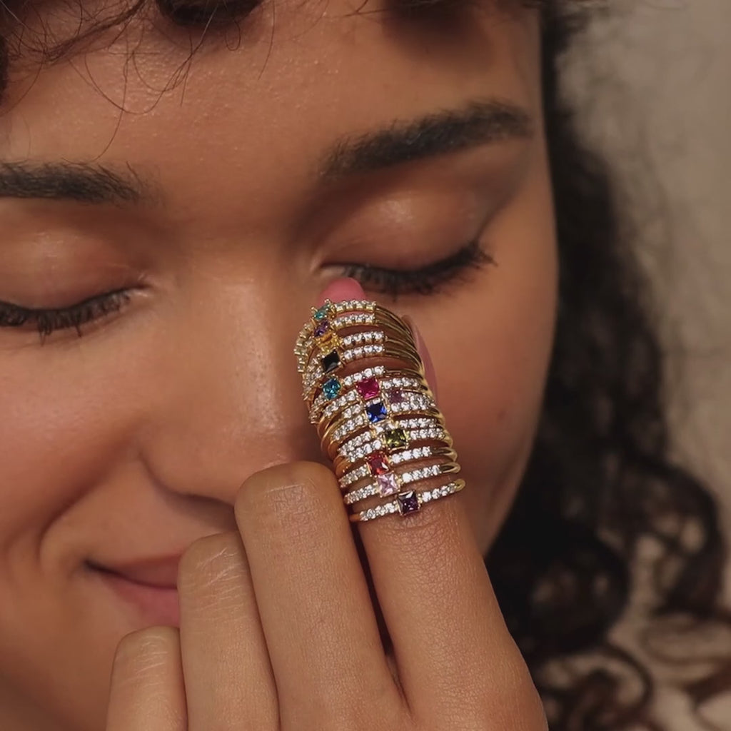 Anillo con piedra natal de princesa pavé