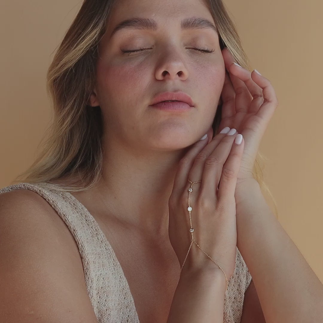 Chaîne de main avec lunette en diamant en or 18 carats