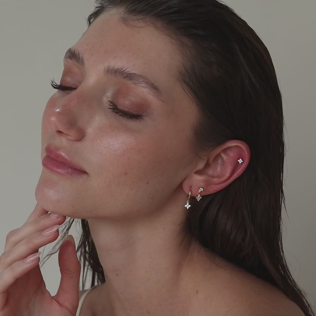 Clous d'oreilles à dos plat en or 18 carats avec fleur de lierre