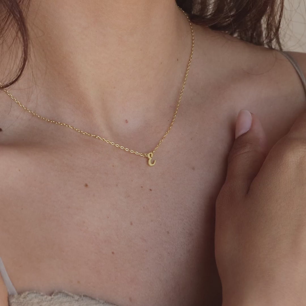 Elegante y delicado collar con inicial.