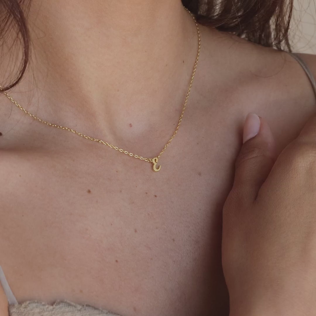 Elegante y delicado collar con inicial.