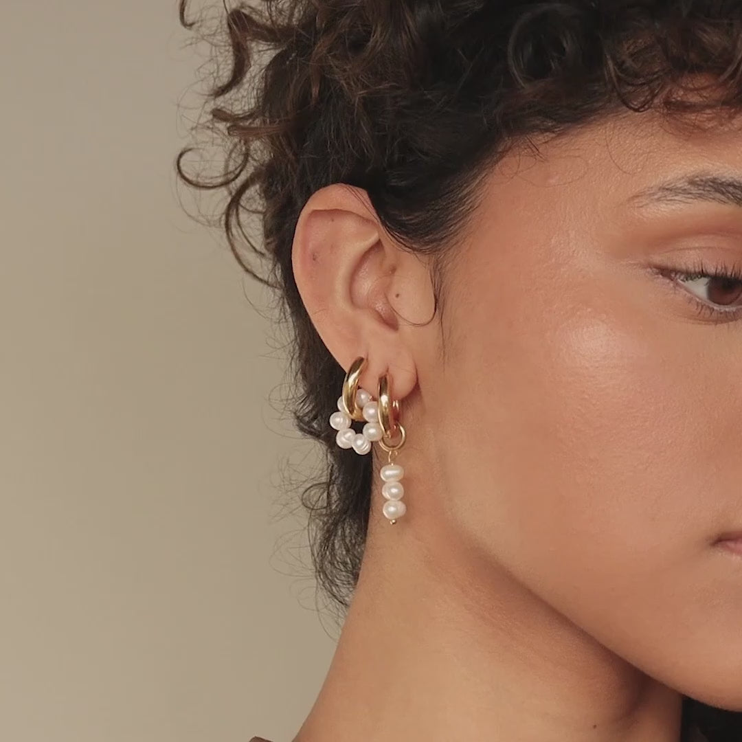 Aros colgantes de perlas no coincidentes