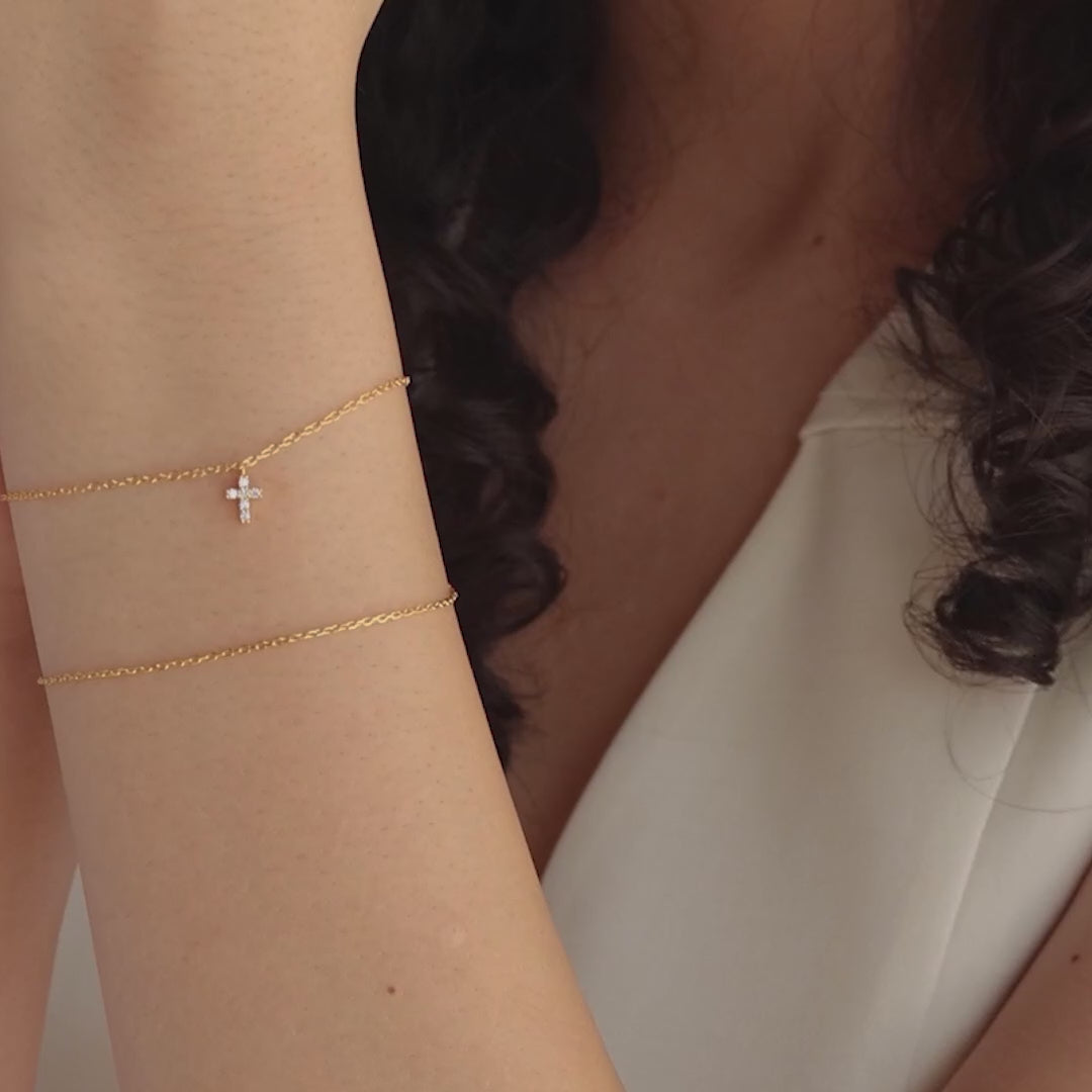 Bracelet à breloques en forme de croix délicate