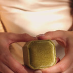 Caja de anillos de terciopelo