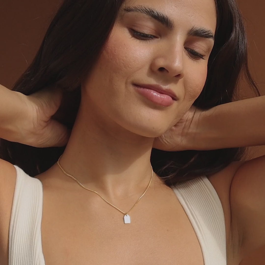 Collier avec petite étiquette initiale