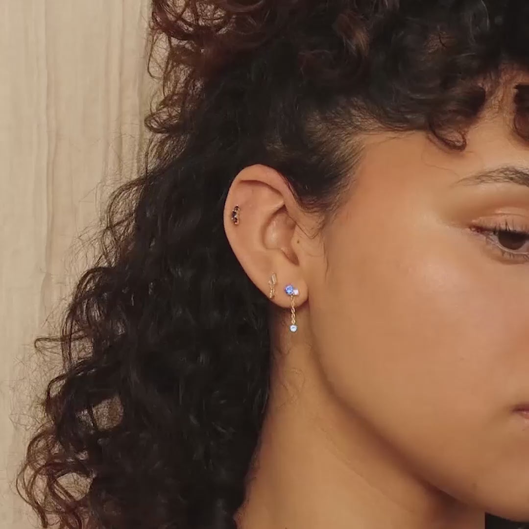 Aretes colgantes con diamantes y zafiro