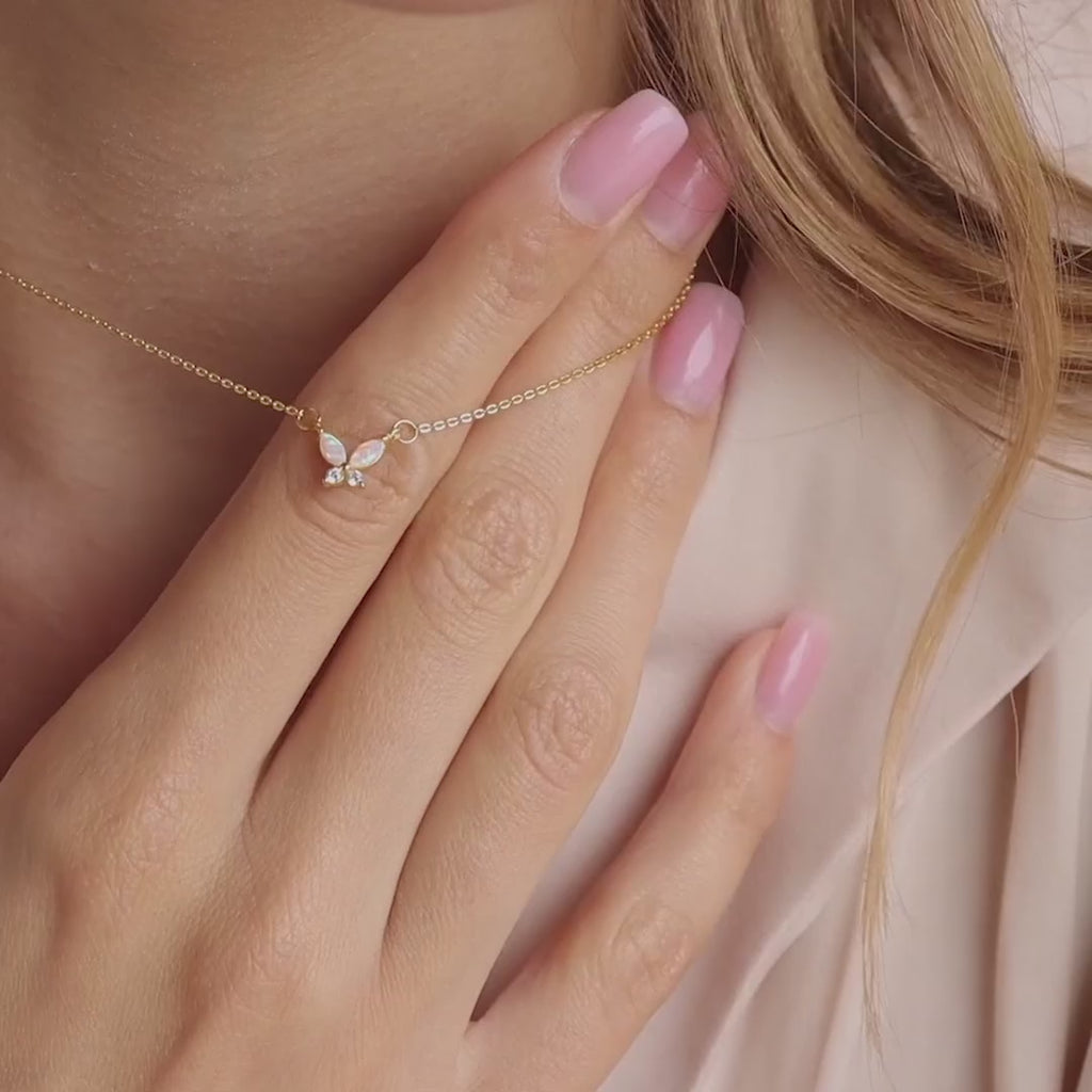 Collar de mariposa de ópalo rosa