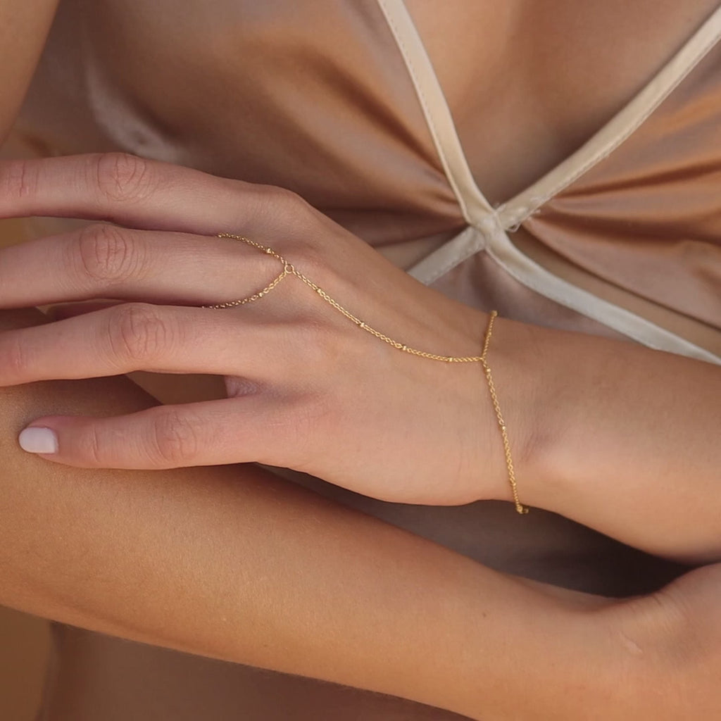 Bracelet chaîne à main perlé en or 18 carats