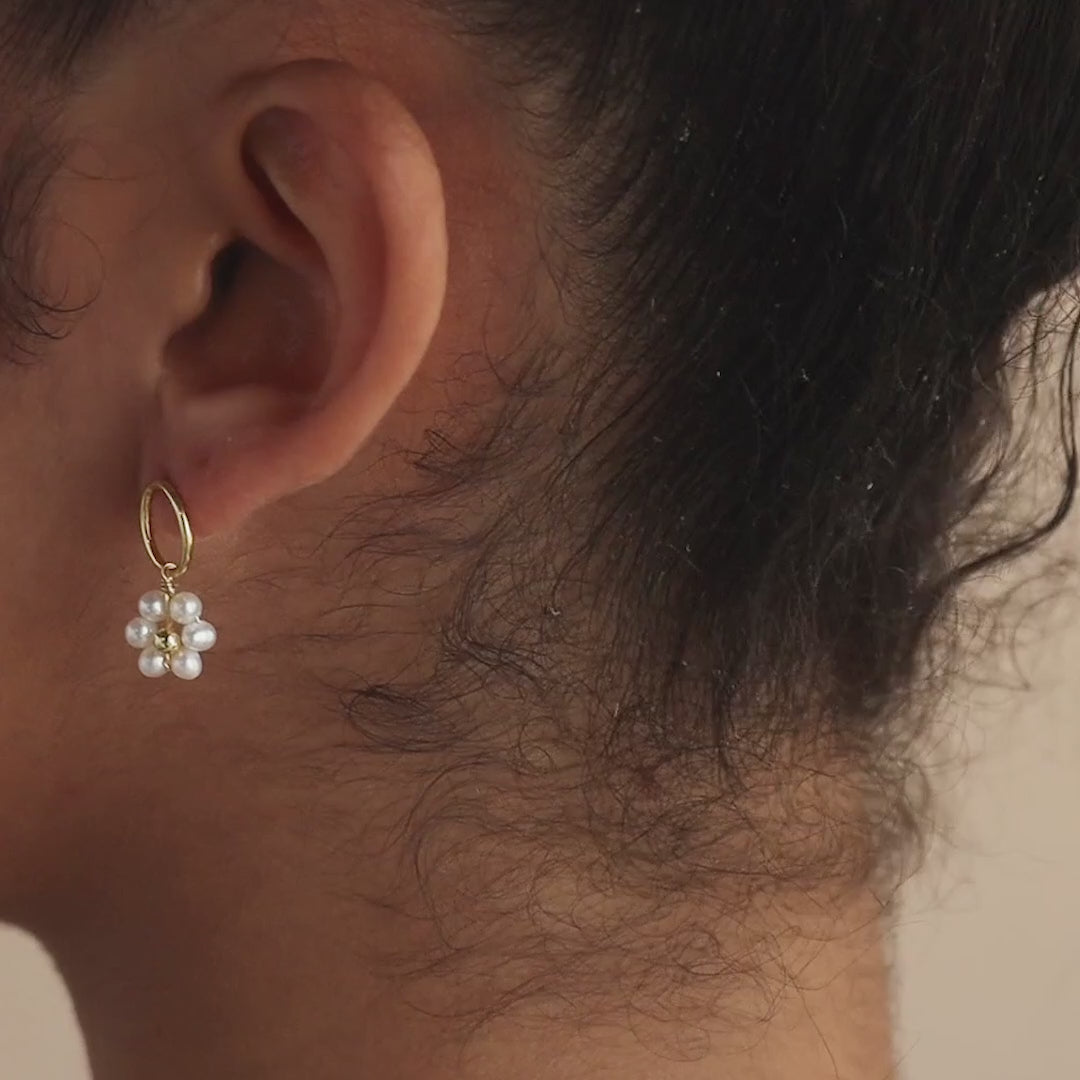 Pendientes colgantes de perlas y flores