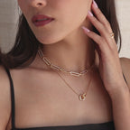 Collier à breloques entrelacées