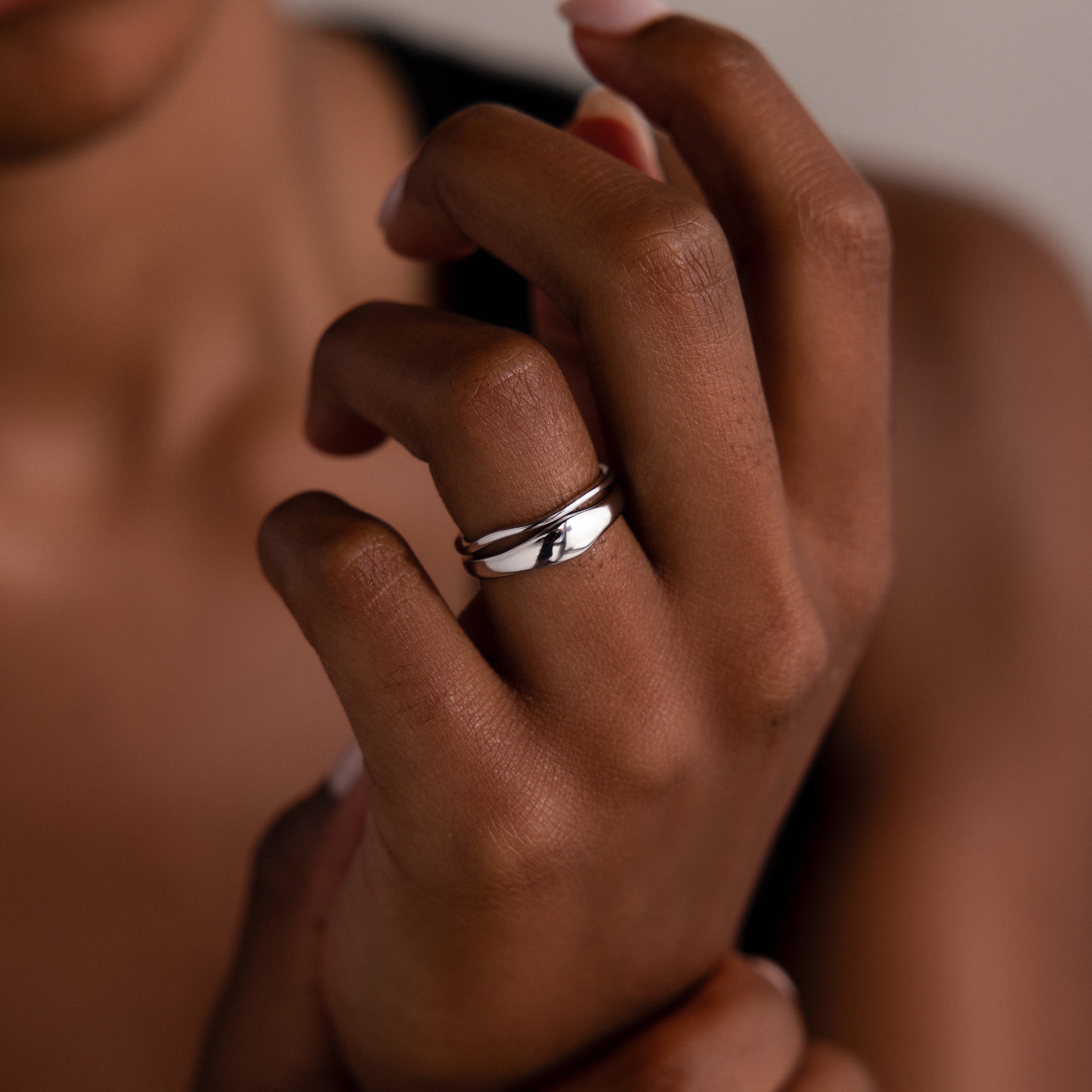A close-up of a hand wearing the Duo Form Ring Set in Silver on the middle finger against a neutral background.