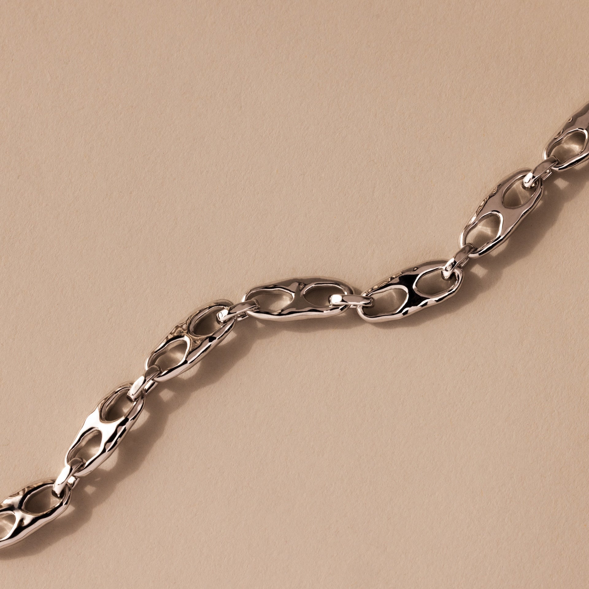 The Organic Mariner Chain Bracelet in Silver features sculptural oval links arranged diagonally, creating a timeless look perfect for any jewelry collection.