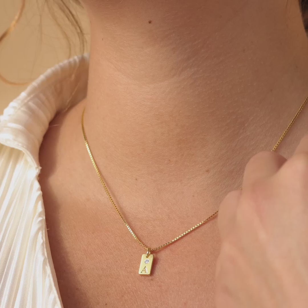 Collier avec mini étiquette avec pierre de naissance