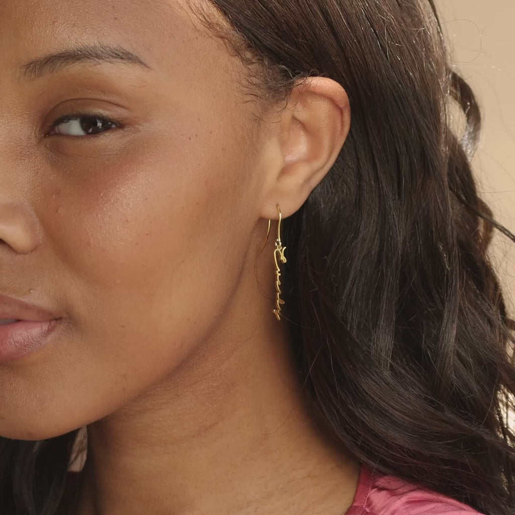 Pendientes minimalistas con nombre colgante