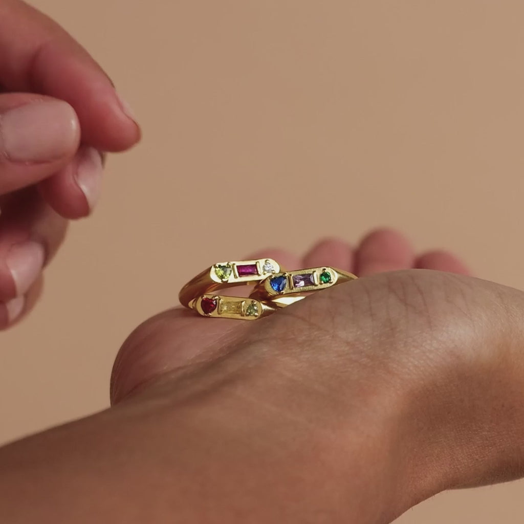 Chevalière audacieuse avec pierre de naissance