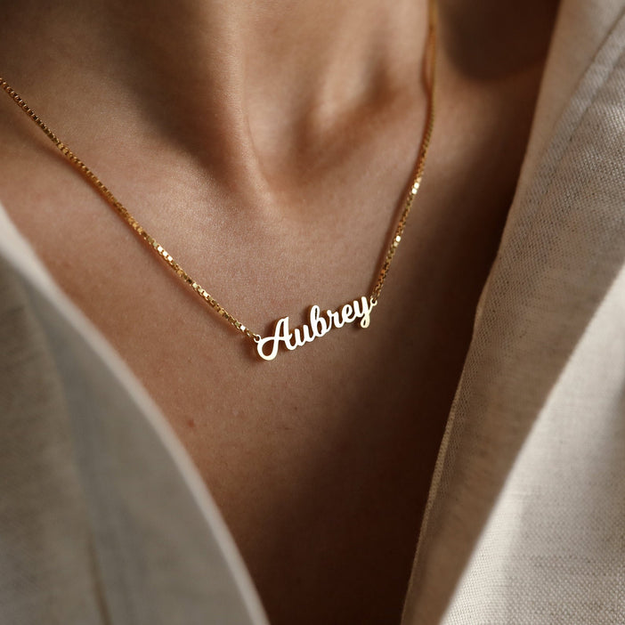 Mellow Name Necklace in Box Chain
