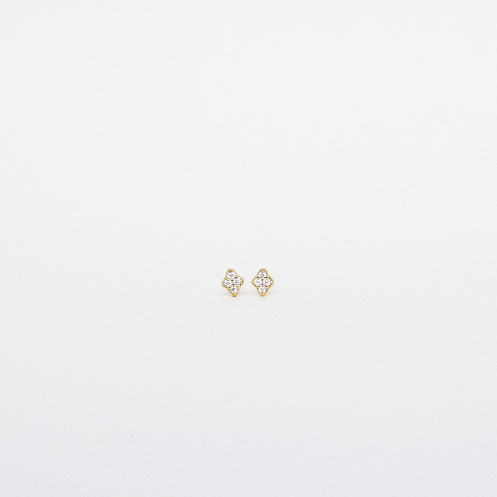 The Avery Geometric Diamond Studs feature a bold diamond shape, ideal for adding a modern touch to any outfit.
