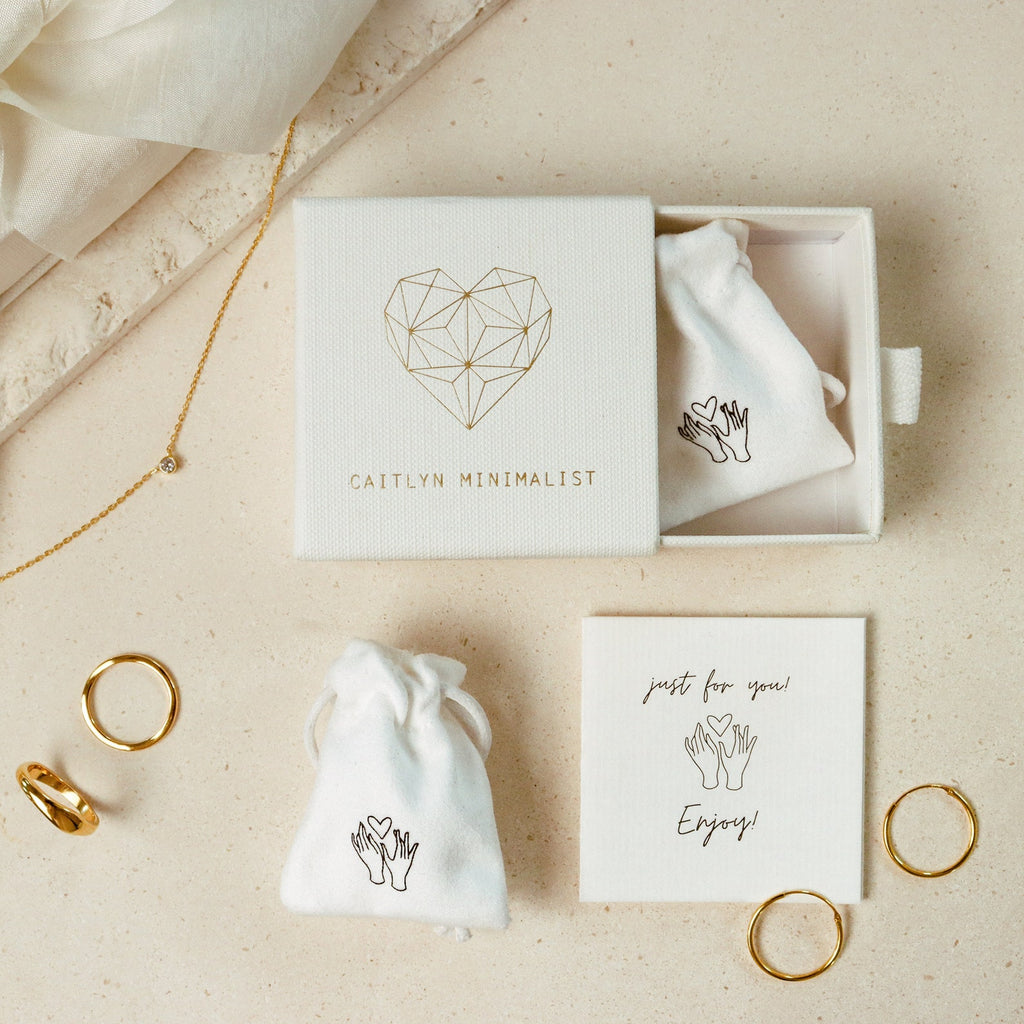 The Nella Multiple Name Necklace is a personalized minimalist jewelry set with rings, pouches, a CAITLYN MINIMALIST gift box, and custom name necklace—ideal for adding a unique touch to your style.