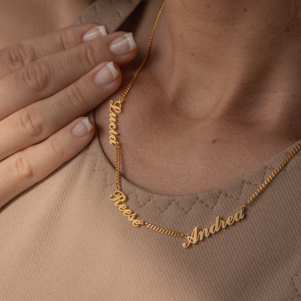 Carrie Multiple Name Necklace in Curb Chain featuring the names Lucía, Reese, and Andrea, worn while touching the collarbone—a perfect personalized jewelry piece to celebrate your loved ones.