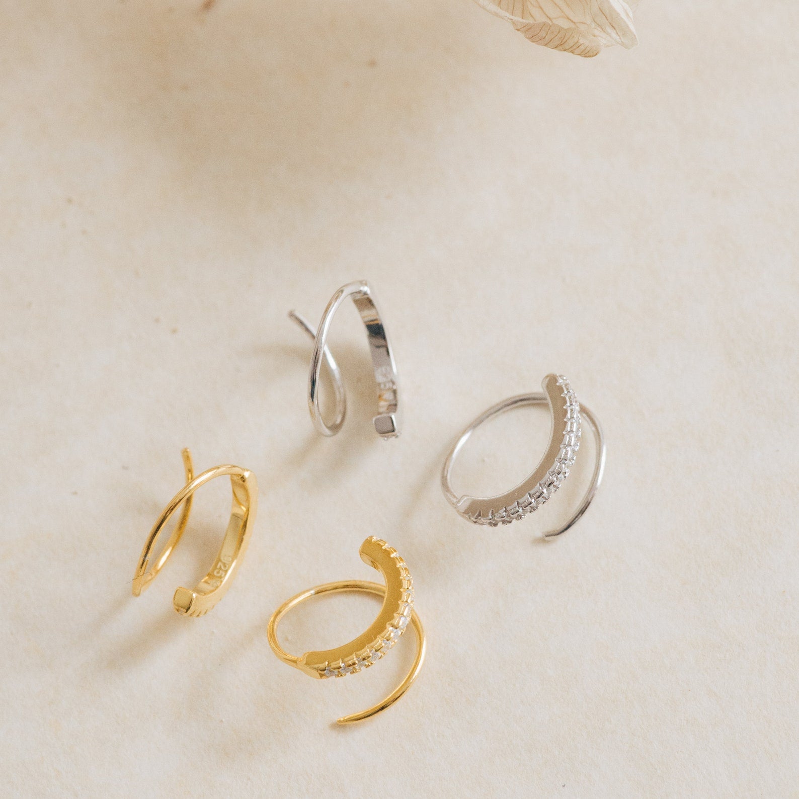 Huggies de alambre River Pave