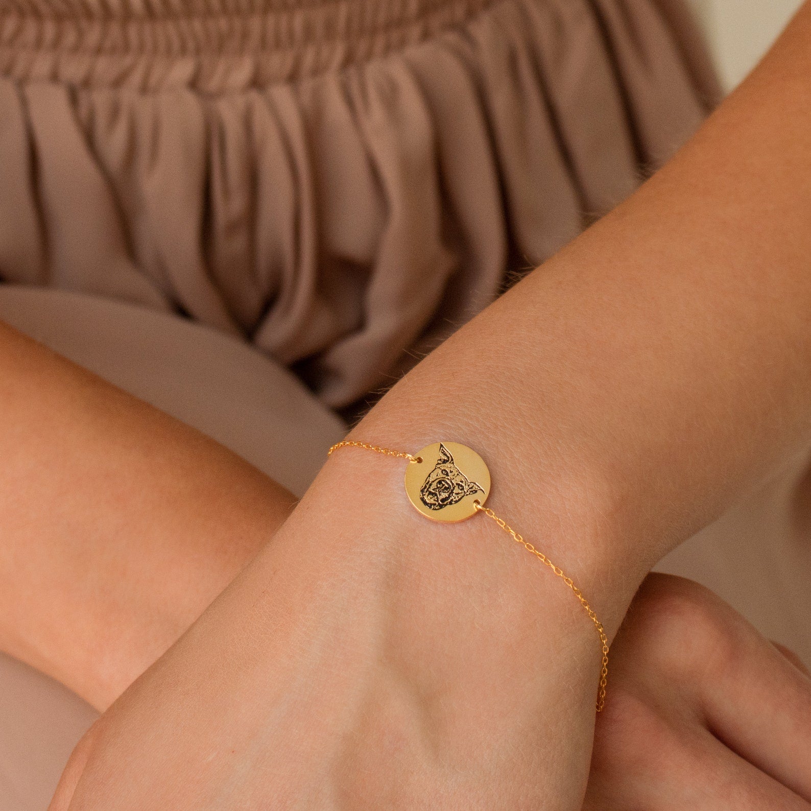 The Pet Portrait Disc Bracelet features a round charm engraved with your pet’s face, creating elegant and meaningful wrist jewelry—an ideal memorial gift for animal lovers, especially those who favor beige attire.