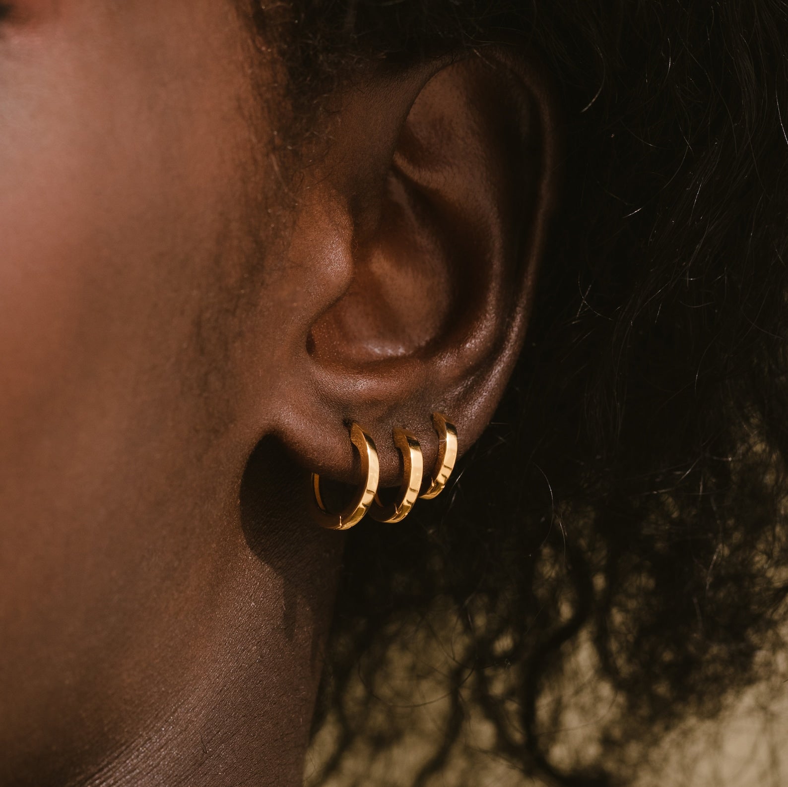 Editor Huggie Hoop Earrings | Caitlyn Minimalist