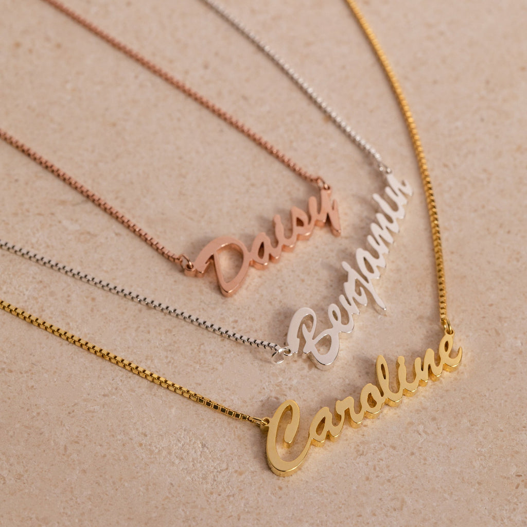 The Natural Name Necklace in Box Chain comes customized with Daisy, Benjamin, and Caroline in gold, silver, and rose gold—a thoughtful minimalist gift for any occasion.