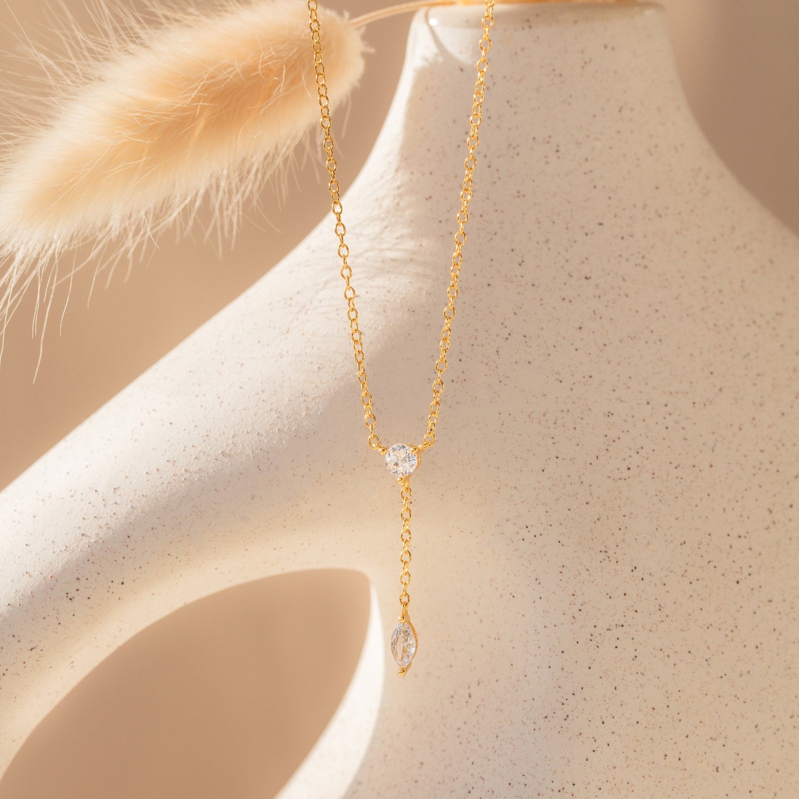 Collana Lariat Con Ciondolo A Goccia In Oro Bianco 18 Carati Con Forma A Raggiera Multi Fantasia E Pav%c3%a9 Di Diamanti Collana Lariat Con Ciondolo A Goccia In Oro Bianco 18 Carati Con Forma A Raggiera Multi Fantasia E Pav%c3%a9 Di Diamanti