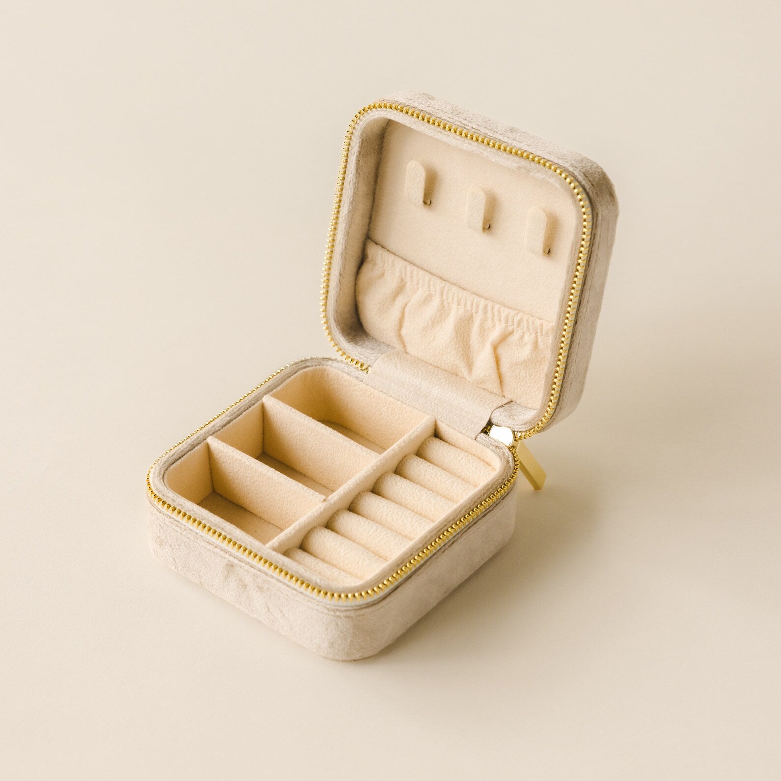 Square Velvet Jewelry Travel Case | Caitlyn Minimalist