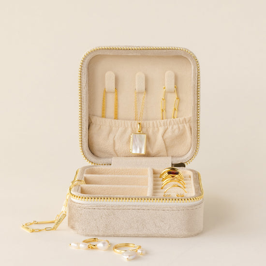 Square Velvet Jewelry Travel Case | Caitlyn Minimalist